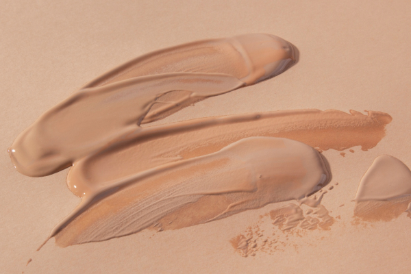 Как спасти одежду от тонального крема.